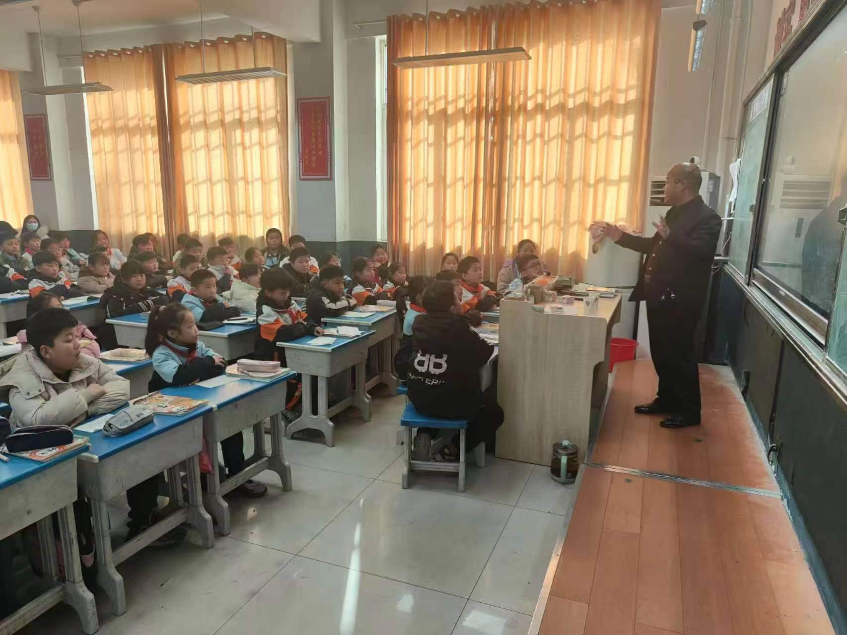 《中国当代小作家》杂志主编郝正波走进山东省临沂市费县探沂镇张家村小学开展公益讲座活动