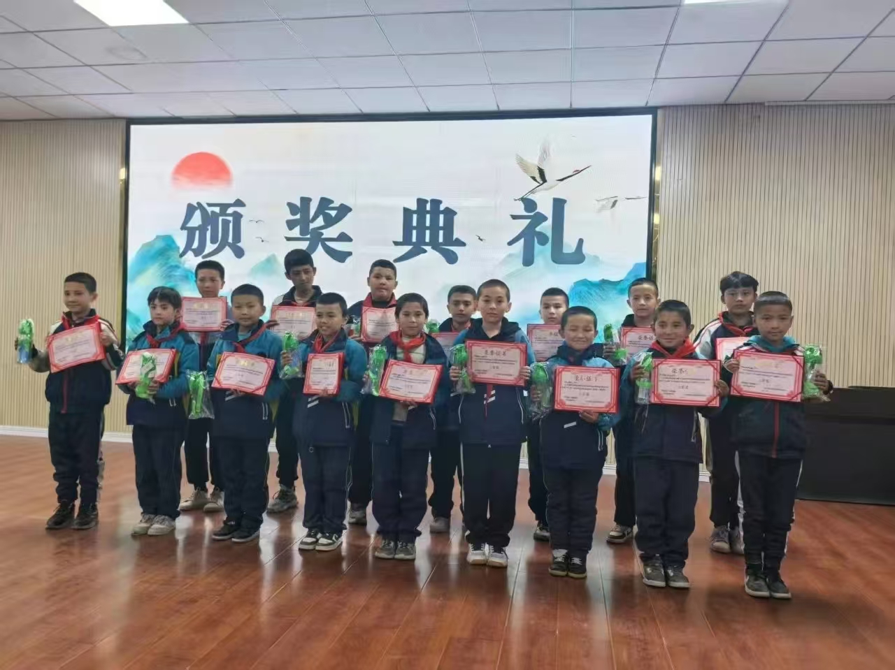 铸牢中华民族共同体意识——新疆维吾尔自治区喀什地区岳普湖青少年活动中心：棋海争锋，少年“弈”彩飞扬