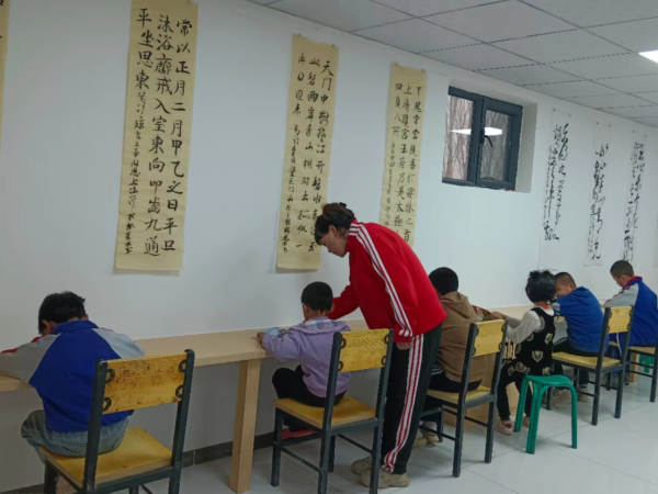 新疆维吾尔自治区喀什地区疏勒县英尔力克乡艾其库其村关工委开展关心关爱儿童活动