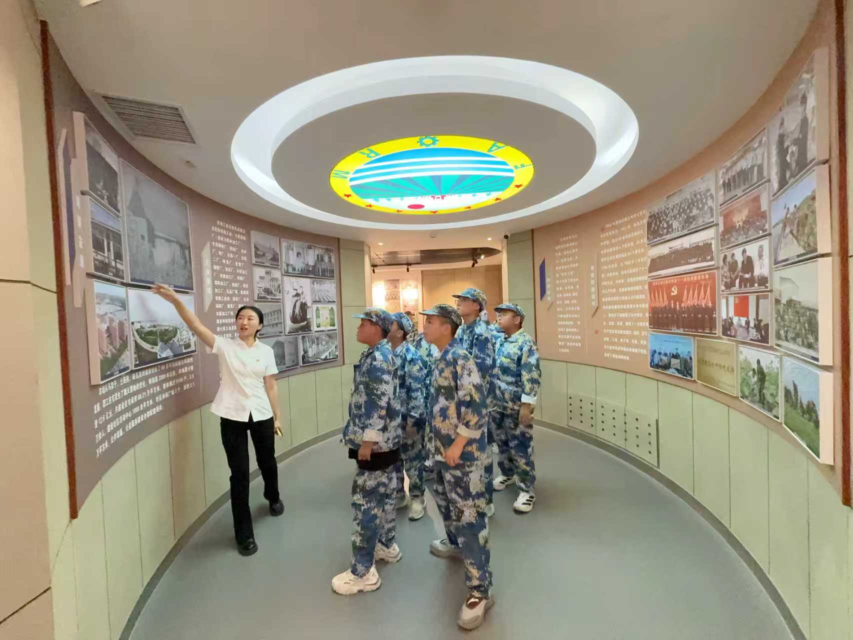 黑龙江省北大荒集团七星第一学校关工小组开启“行走的思政课”