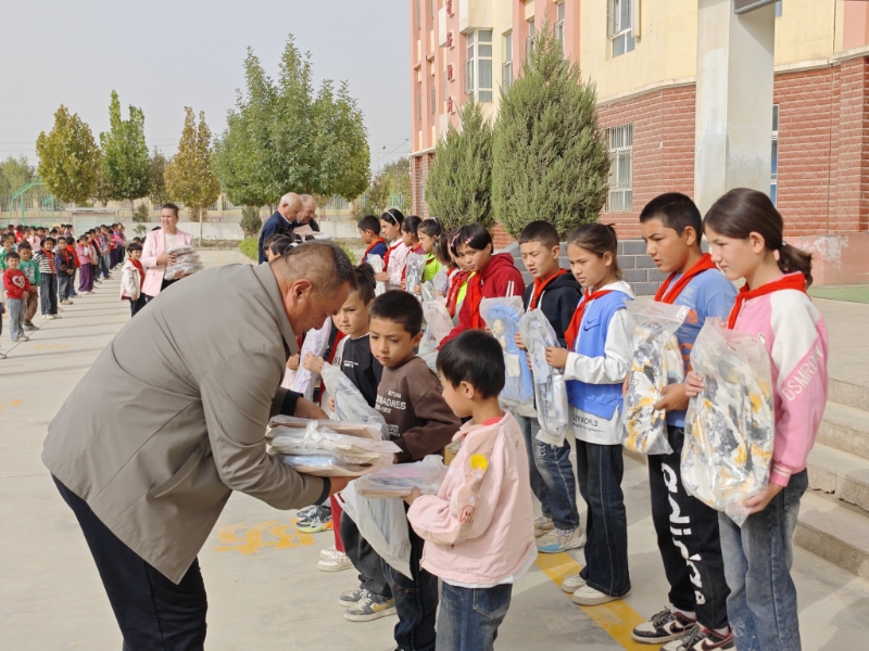 喀什地区泽普县“银龄护苗”帮扶团开展慰问活动