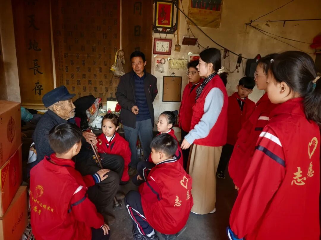 情满重阳节 温暖老兵行——山东省临沂市河东区八湖镇刘店子中心小学寻访沂蒙抗战老兵朱登喜爷爷