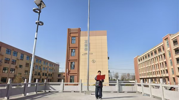 与宪法同行 做守法少年——江苏省徐州市铜山区刘集实验小学关工委举行国家宪法日主题升旗仪式