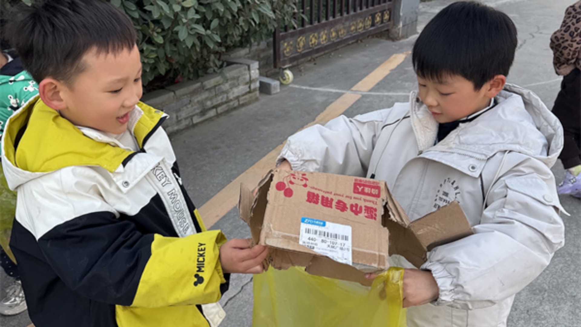 走出校园护环境 捡拾垃圾添光彩——江苏省徐州市铜山区沿湖街道幼儿园关工委开展户外实践活动
