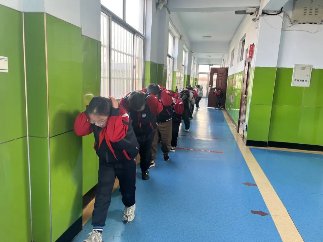 以练筑防 守护师生安全——山东省临沂市河东区八湖镇石拉渊小学举行防震减灾应急安全演练