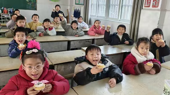 香甜糕点暖课堂 美食制作添精彩——江苏省徐州市铜山区房村镇郭集小学关工委举办糕点制作活动