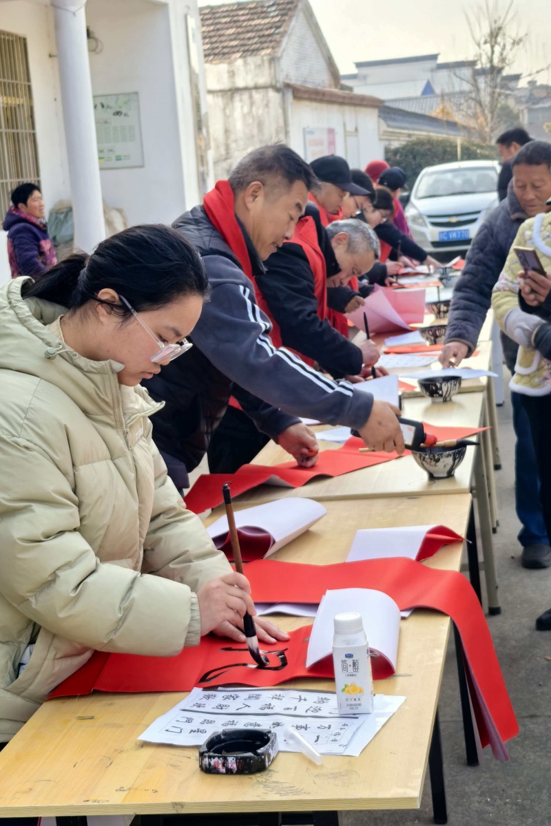 喜领春联赏“非遗”老少挥毫送祝福——江苏省徐州市铜山区伊庄镇关工委组织老少开展写春联送祝福活动