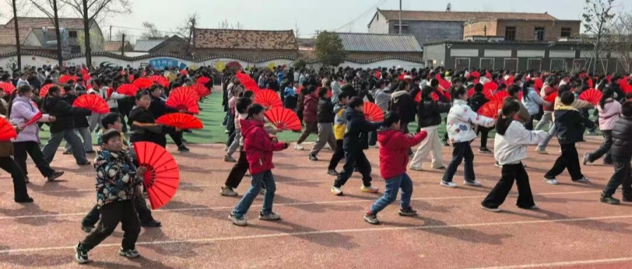 江苏省徐州市铜山区单集实验小学关工委扎实推进扇子特色操训练