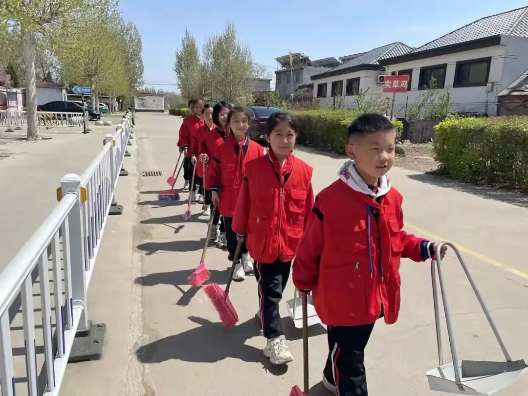 山东省临沂市河东区八湖镇柴河小学开展“践行爱卫行动，共建洁净家园”主题活动