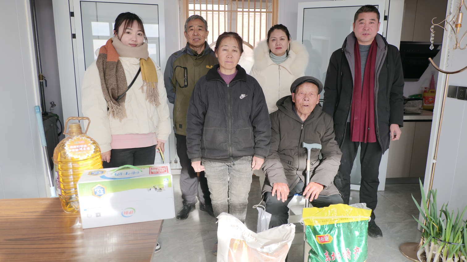 寒冬慰问行 情暖老兵心——内蒙古自治区赤峰市元宝山区草原蓝哈达志愿者协会关工委开展慰问老兵活动