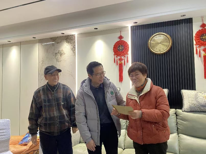 四川省自贡市关工委领导慰问优秀五老