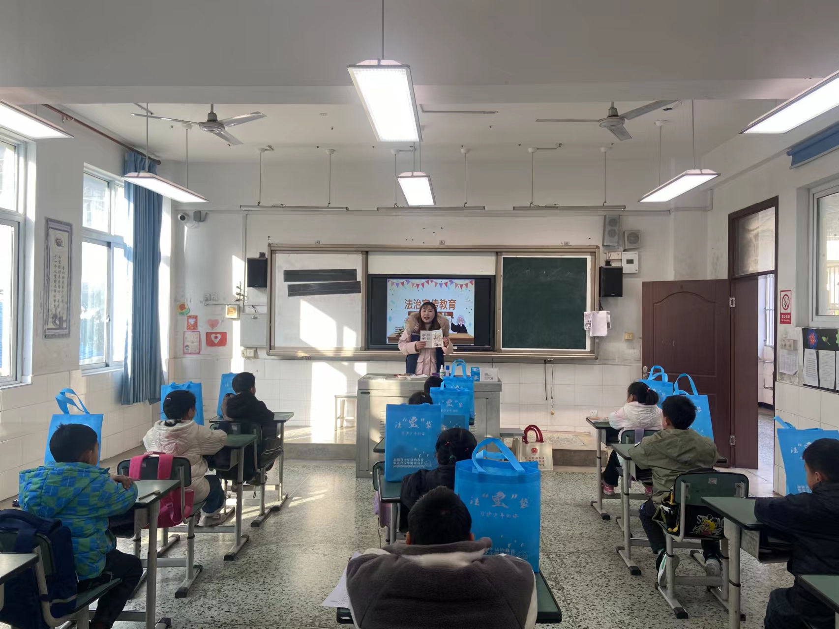 雅安市宝兴县开展“以法之名，保护未来的你”法治进校园活动