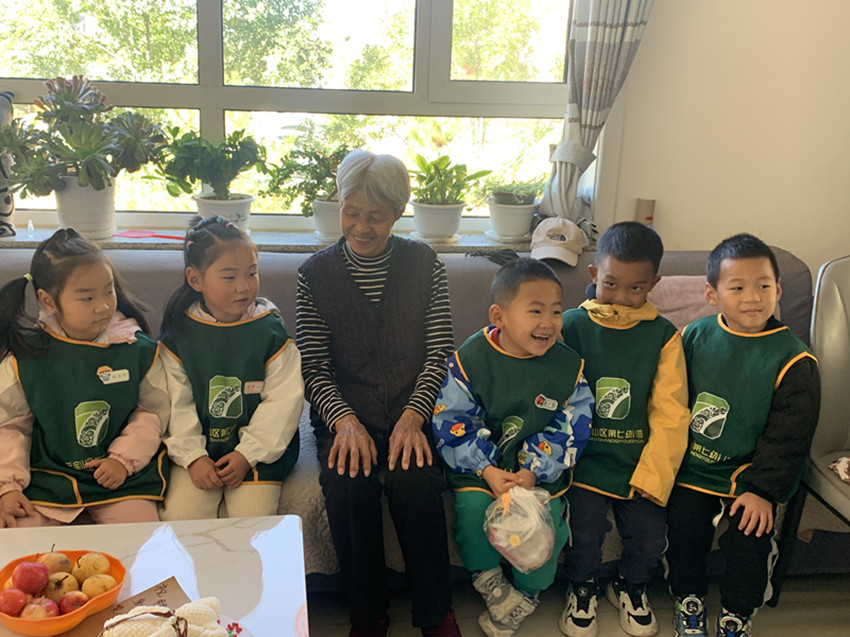 银发垂髫共岁月 家风薪火永相传——内蒙古自治区赤峰市元宝山区西城街道新景四季东社区关工委开展走访慰问老人活动