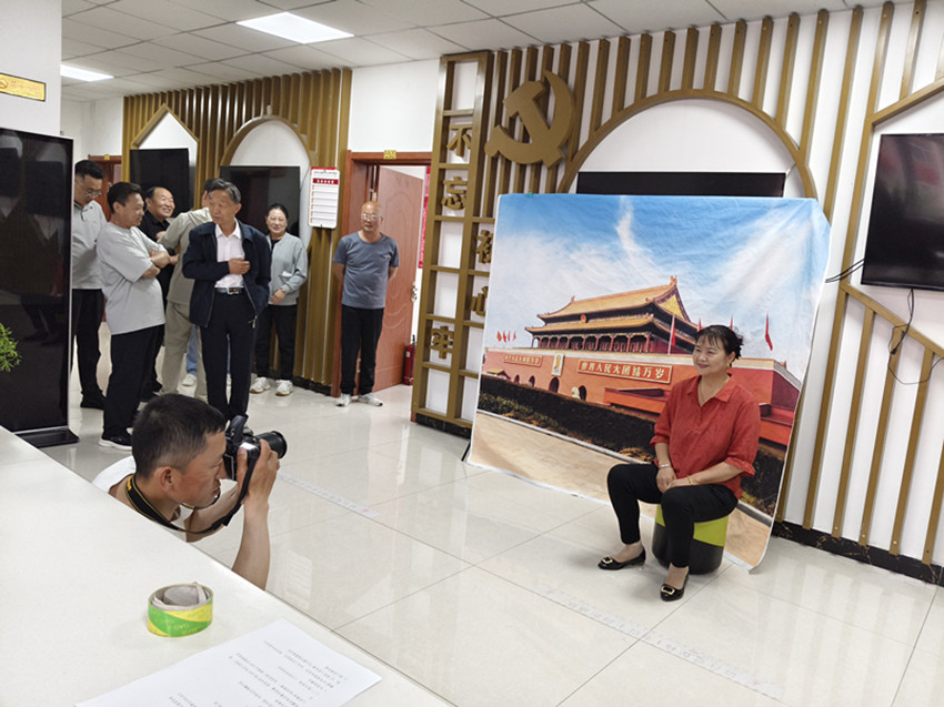 光影敬岁月 镜览天安门 ——内蒙古自治区赤峰市元宝山区西城街道王府社区关工委开展为老人摄影活动