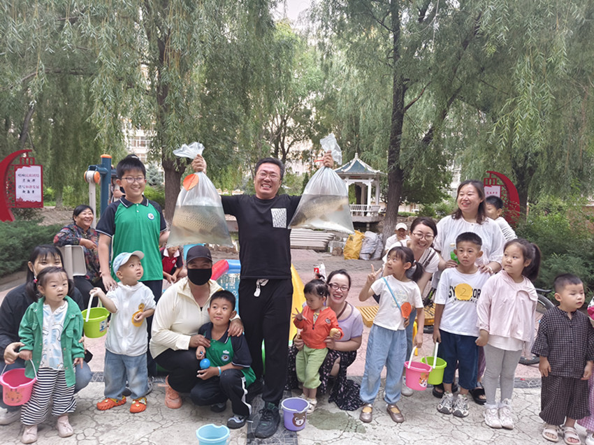 竿钓碧波鱼跃趣 丝缠甜雪糖飘香——内蒙古自治区赤峰市元宝山区西城街道王府社区关工委开展七一亲子活动