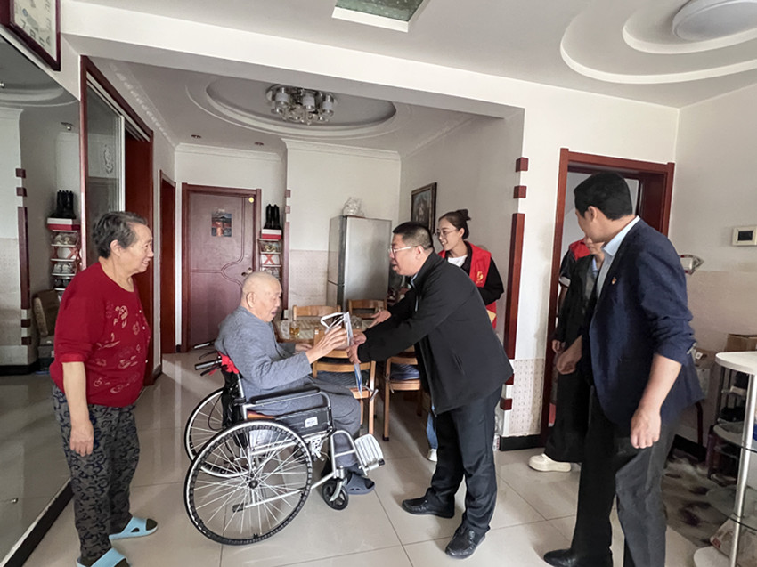 情系困难户 双节送温情——内蒙古赤峰市元宝山区西城街道新天地社区关工委开 展节日慰问活动