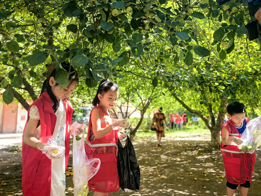酥饼含甜迎皓月 河灯焕彩庆中秋——内蒙古赤峰市元宝山区西城街道王府社区关工委庆中秋活动