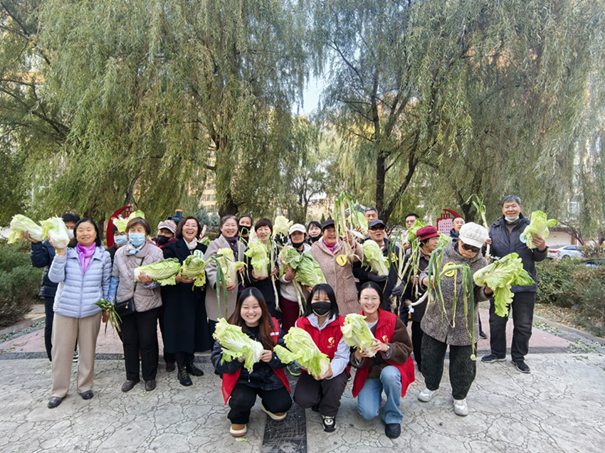 重阳送菜暖夕阳，答题投菜乐满堂——内蒙古自治区赤峰市元宝山区西城街道王府社区关工委开展重阳节活动