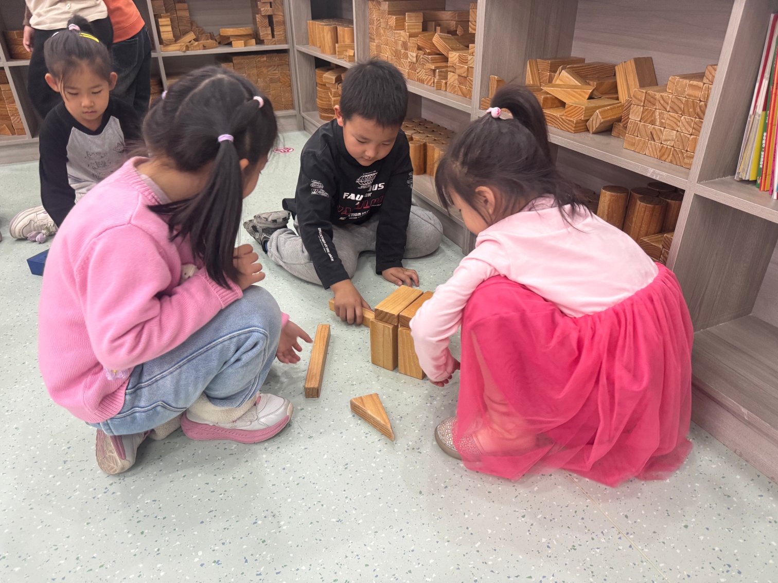 积木搭童趣  创意筑梦想——内蒙古赤峰市元宝山区西城街道新景四季东社区关工委开展儿童智力开发游戏活动