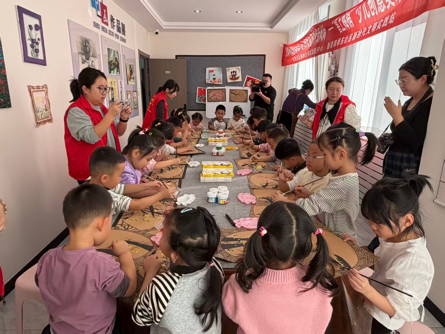 喜上梅梢绘童心 传统文化润成长——内蒙古自治区赤峰市元宝山区西城街道新景四季东社区关工委开展少儿创意美术活动