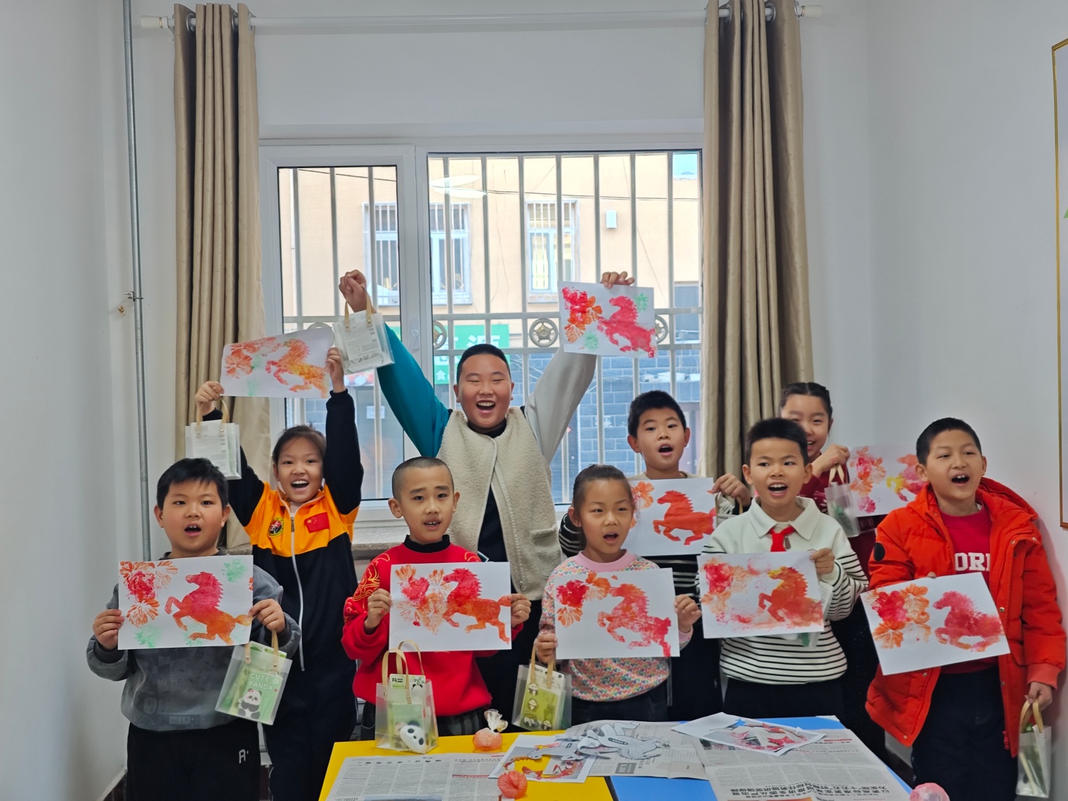 红色传承润童心 巧手拓马迎新春——内蒙古赤峰市元宝山区云杉路街道宝昌街社区关工委 绘就代际共育新图景