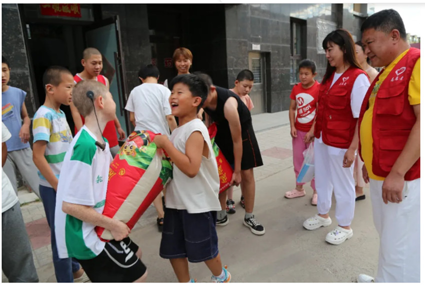 内蒙古自治区赤峰市元宝山区草原蓝哈达志愿者协会关工委王彤 暖心“彤”行 爱满草原