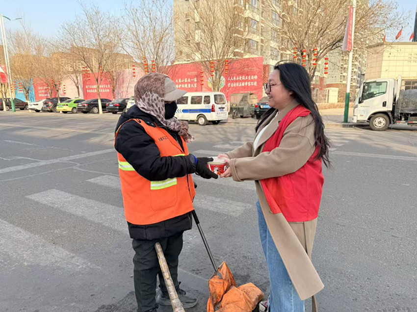 初心如炬照前路 佳节送暖聚同心——内蒙古自治区赤峰市元宝山区西城街道新景四季东社区关工委元宵节慰问活动
