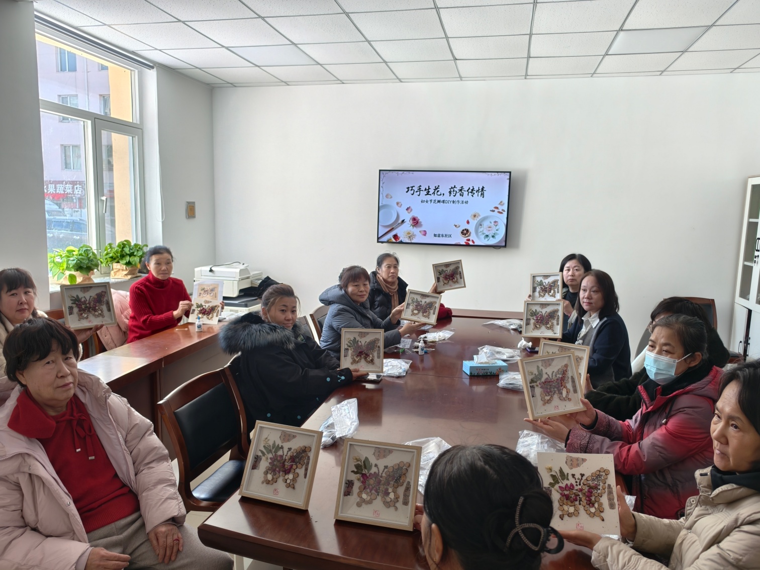 巧手生花 药香传情——内蒙古自治区赤峰市西城街道如意东社区关工委组织“花伴蝶”中草药画制作活动