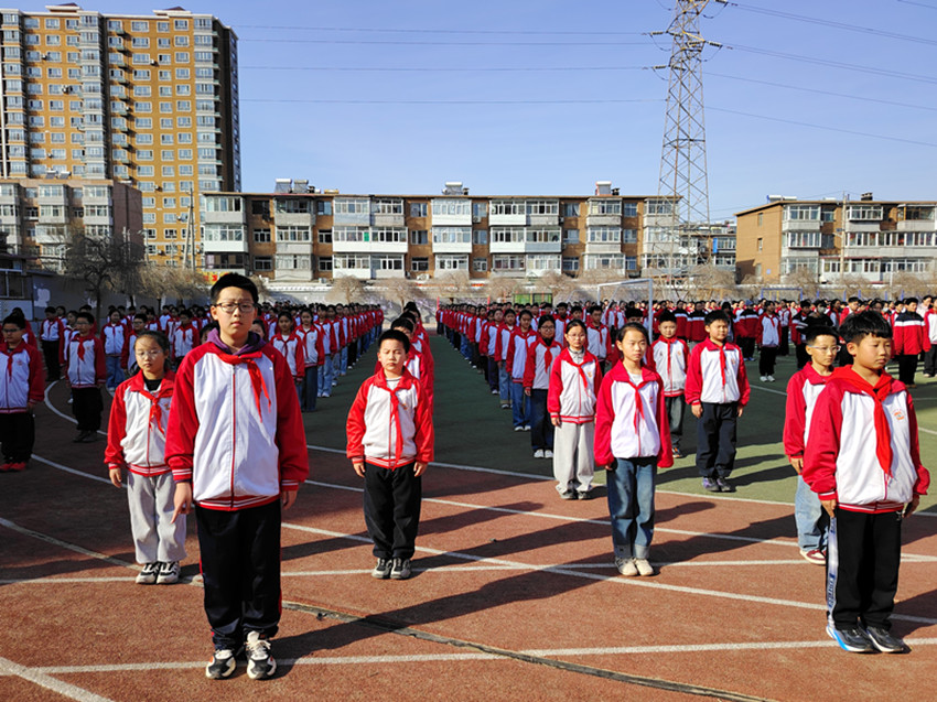春风启新程 路队展风采——内蒙古自治区赤峰市元宝山区平矿二小关工委、教务处开展路队评比活动