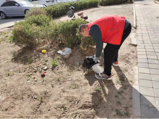清洁家园人人参与 文明环境大家共享——内蒙古自治区赤峰市元宝山区西城街道如意东社区关工委学 雷锋活动