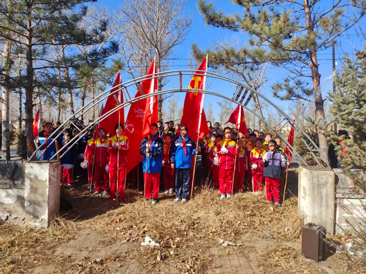 清明祭忠魂  少年当奋进——内蒙古自治区赤峰市元宝山区马蹄营子小学关工委清明节祭扫活动