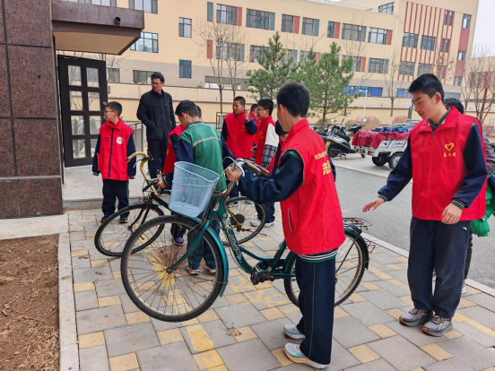 小小志愿者 撬动大文明——内蒙古自治区赤峰市元宝山区新景四季东社区、西城小学关工委联合组织志愿服务活动
