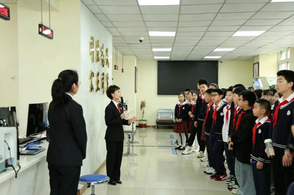 四川省雅安市宝兴县开展“典”亮童心·法护未来法治研学主题活动