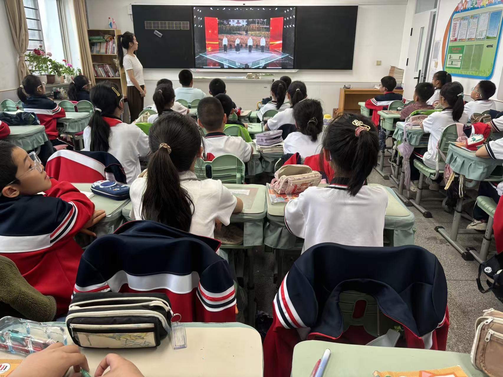 弘扬蒙古马精神 争做时代好少年——内蒙古自治区赤峰市元宝山区星光小学党支部、关工委开展党 员入班宣讲活动