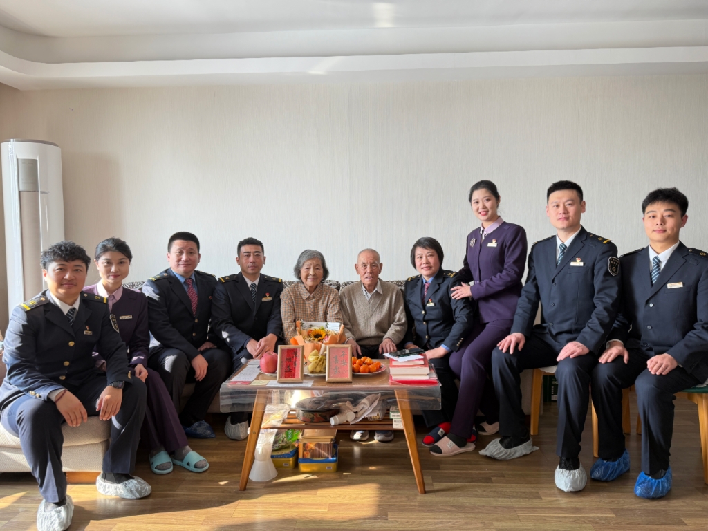 沈阳客运段动车二队慰问全国劳模张敏媛