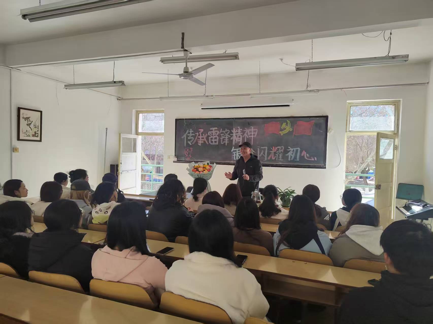 河北省秦皇岛市关工委宣教团团长李文玲为河北科技师院工商学院学生宣讲雷锋精神