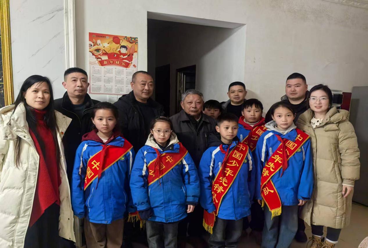 情暖夕阳红，童心送温暖——贵州省遵义市习水县第十一小学走进社区学雷锋