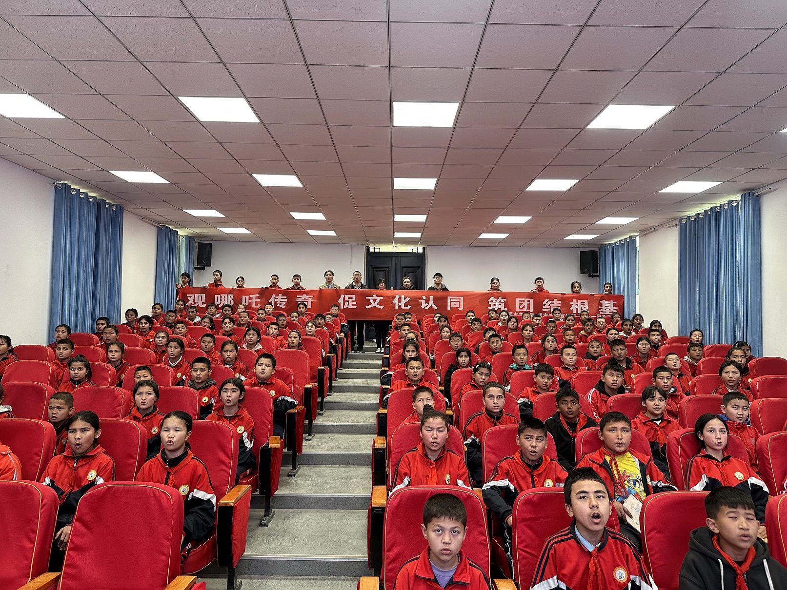 第三师图木舒克市关工委启动“观哪吒传奇 促文化认同 筑团结根基”观影进校园系列活动