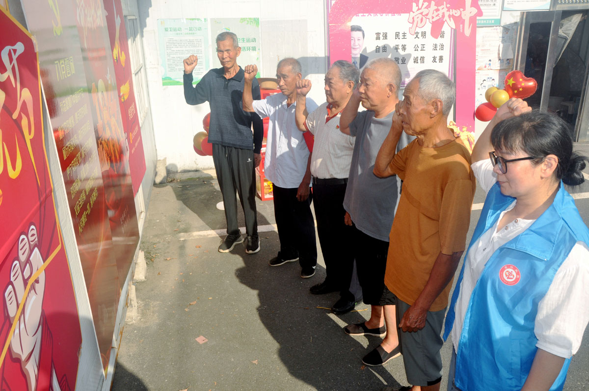 江苏宜兴杨巷镇邬泉村关工站组织老党员开展重温入党誓词活动