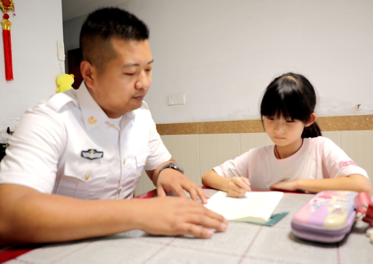 江苏省宜兴市退伍军人陆文伟化身“临时父亲”守护困境女童，传递社会正能量