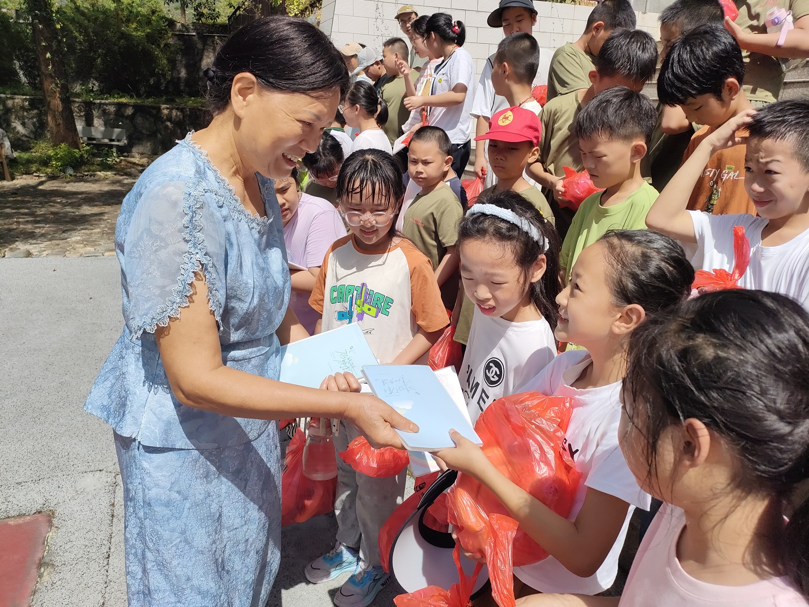 关爱守护润童心，夏令营里助成长