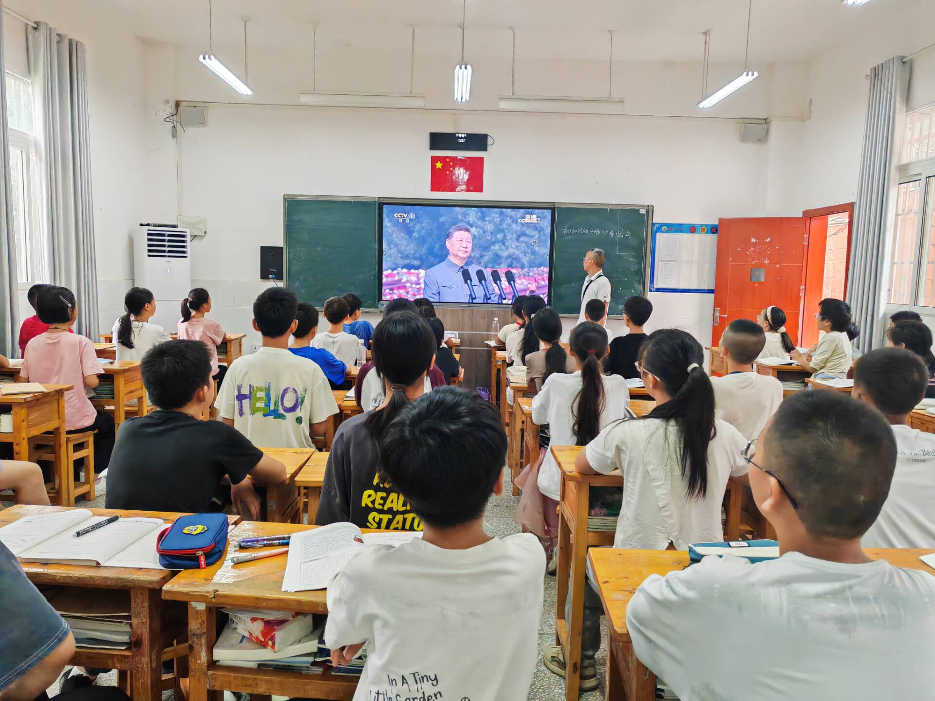 重庆市垫江县垫江八中关工委组织师生观看9.3阅兵仪式