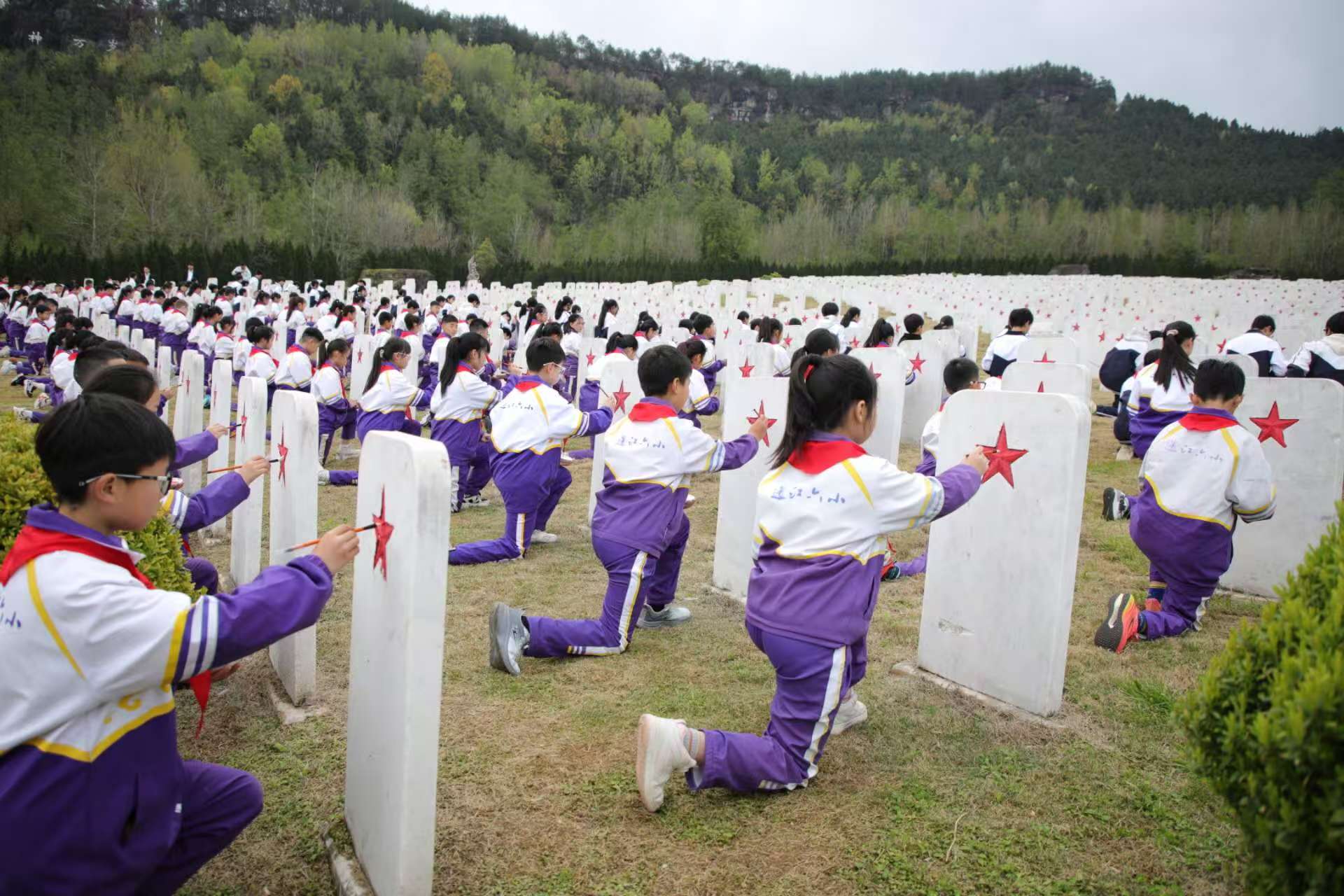 红色薪火·青春向党——纪念碑下的思政课庄严开讲