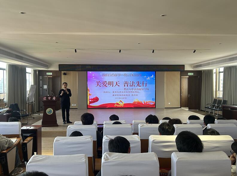 重庆市垫江八中关工委邀请上级关工委到校开展法治宣传进校园活动