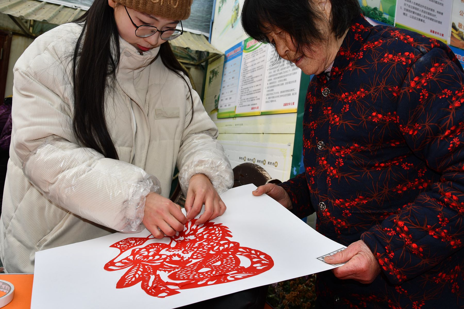 安徽省阜阳市阜南县鹿城镇解放社区关工开展“巧手剪纸心向党 匠心弘扬非遗文化”活动