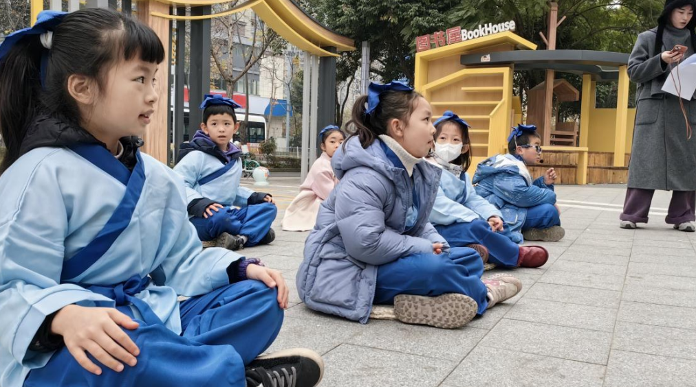 四川省成都市金牛区花照壁社区关工委开展“童梦花照”道具制作、演绎排练活动