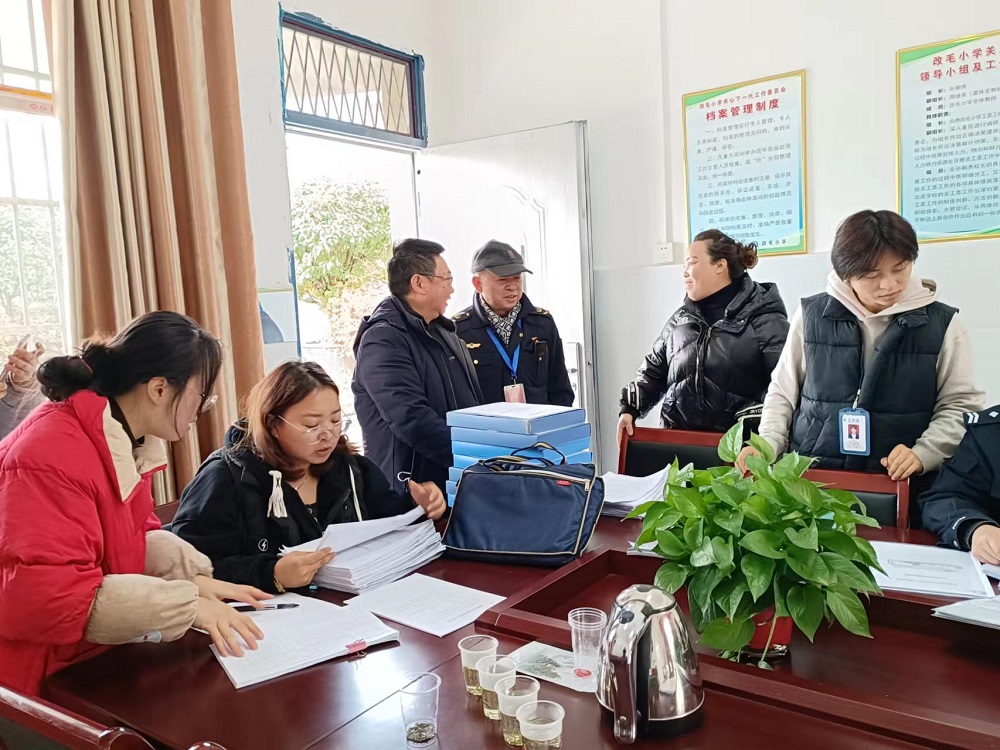 贵阳市花溪区孟关乡关工委进行校园安全检查