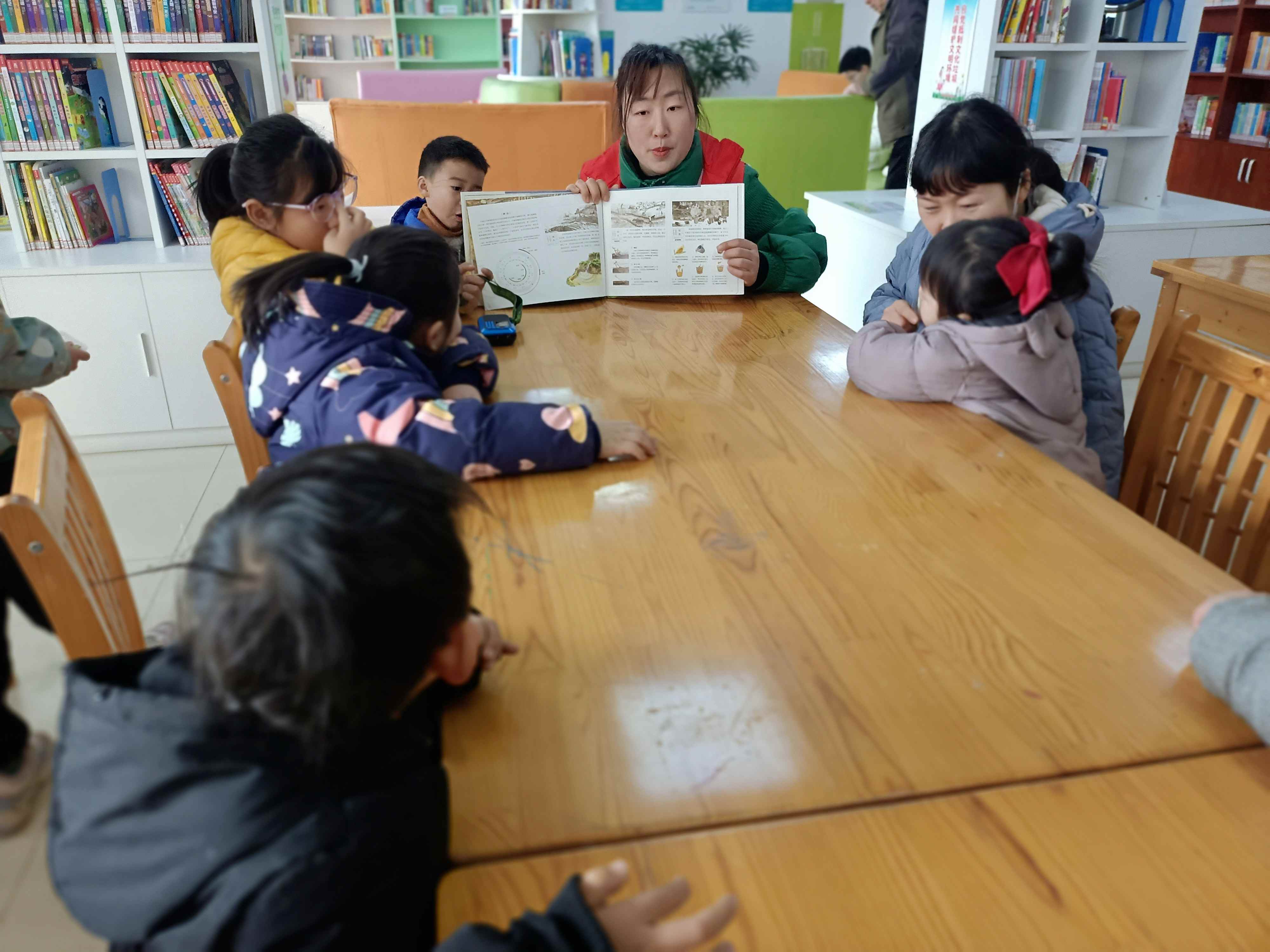 安徽省合肥市包河区烟墩街道欣园社区关工委开展了一场“粒粒皆辛苦——节约粮食”的农家书屋绘本阅读活动