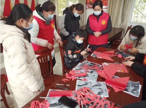 安徽省合肥市肥东县白龙镇青龙厂社区关工委开展“巧手剪彩纸 欢乐迎新年”活动