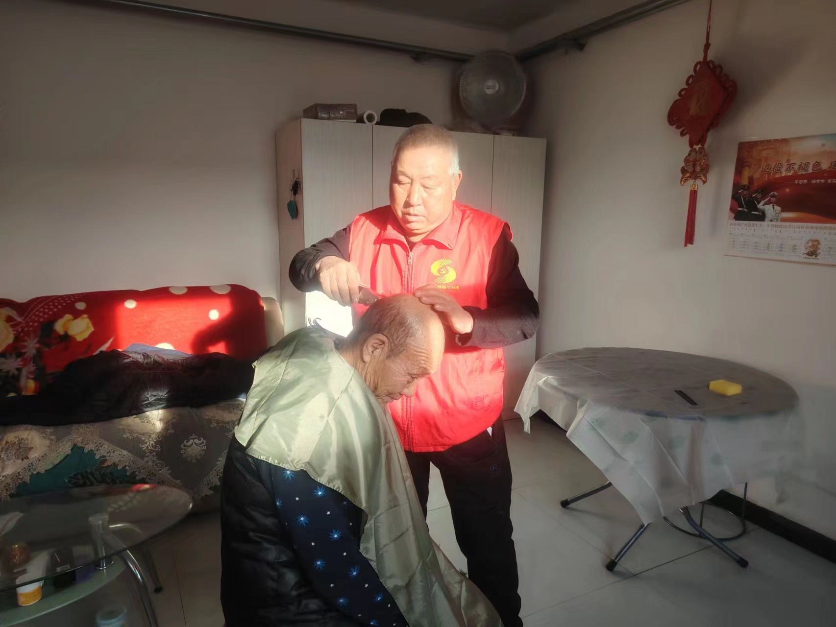 关爱夕阳红、温暖老人心——内蒙古赤峰市元宝山区云杉路街道中心路社区关工委开展新春爱心义剪活动